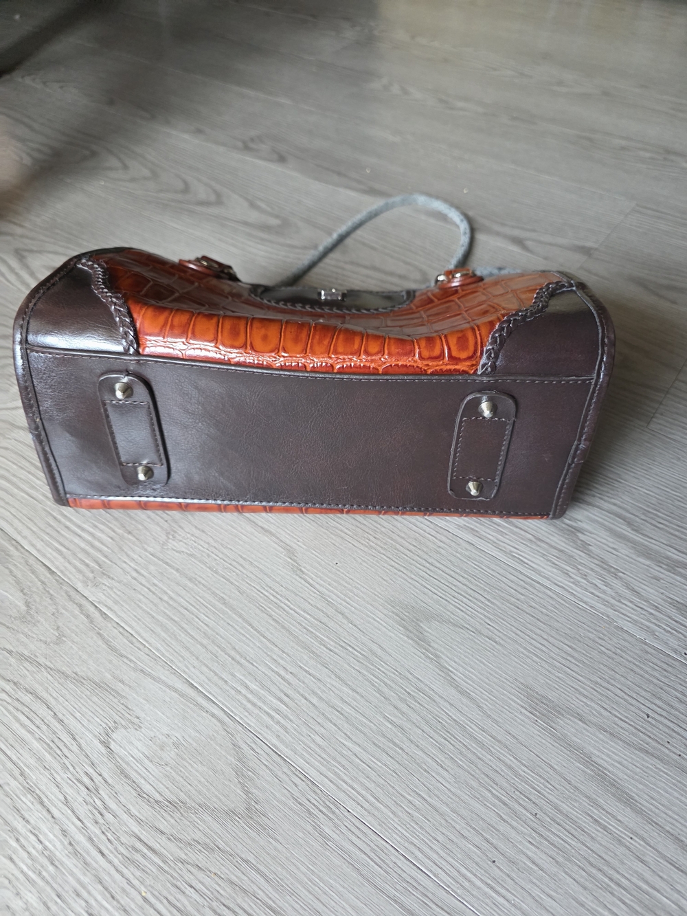 "Bolso M.C. vintage style with multiple compartments and heart detail" - Picture 9 of 10